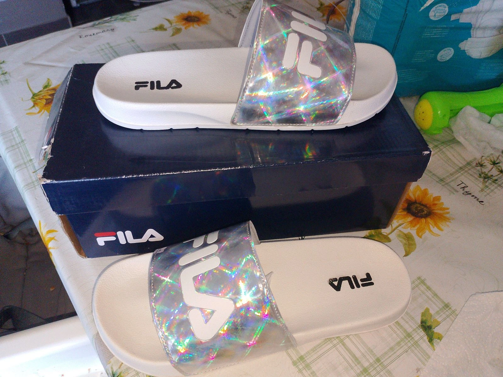 Claquettes Fila holographiques - Neuves avec boîte